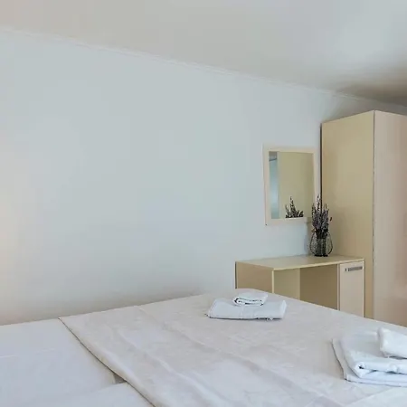 Prázdninový dům 4 Bedroom In *