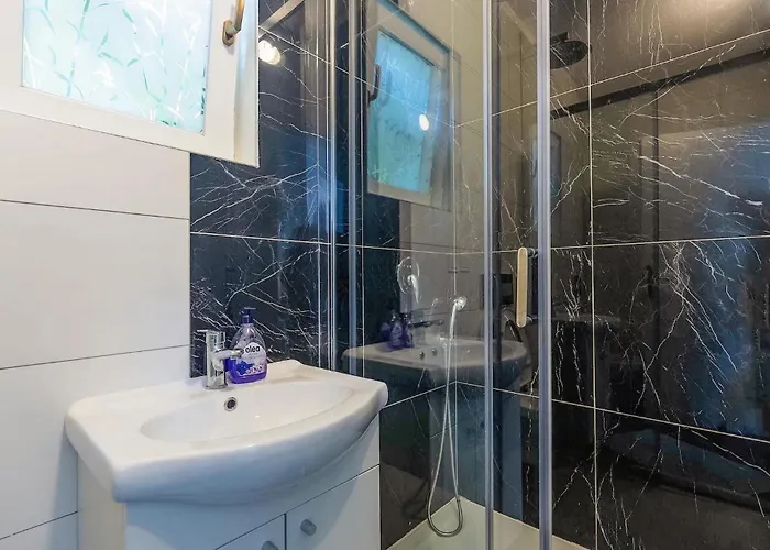 펜션 4 Bedroom In 로비니