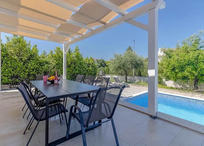 펜션 4 Bedroom In 로비니